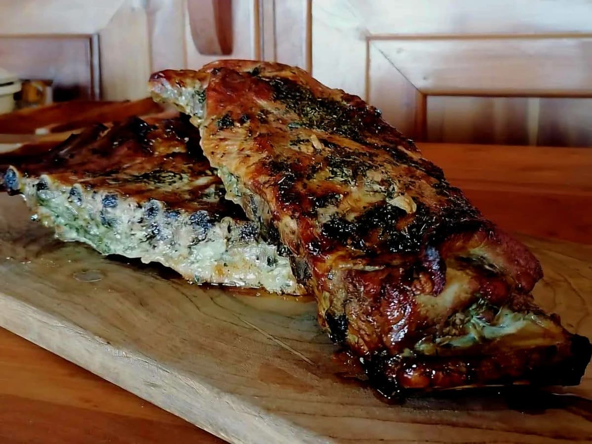 Plato de cocina sureña con hierbas frescas